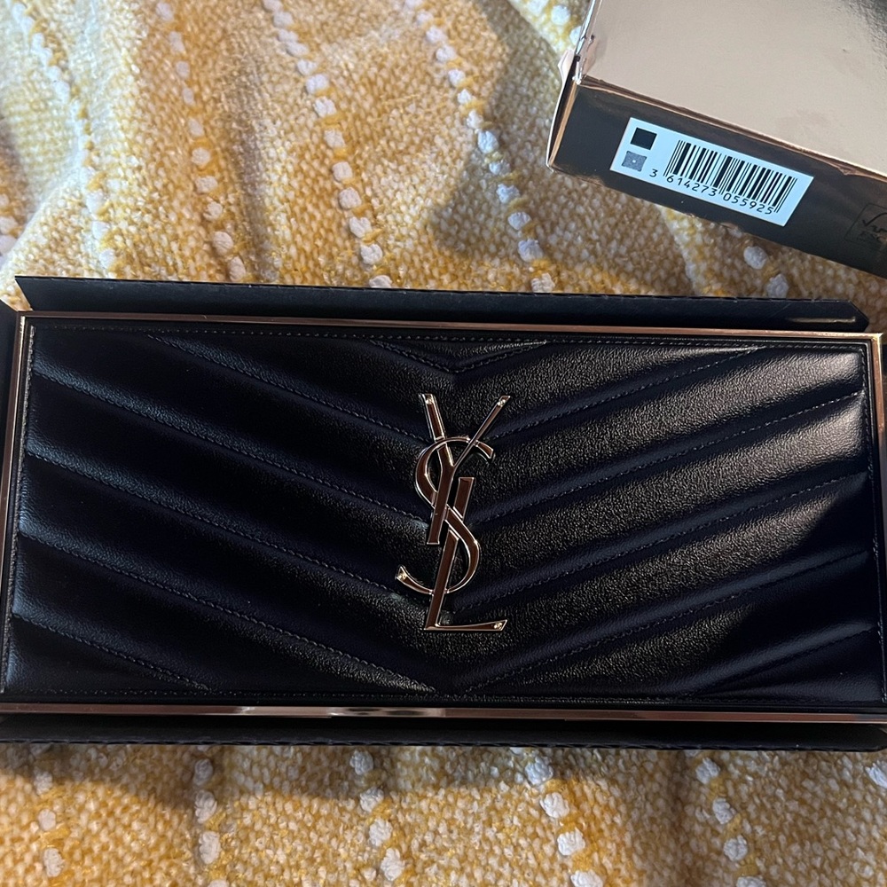 YVES SAINT LAURENT BEAUTE
Couture Clutch Eyeshadow Palette